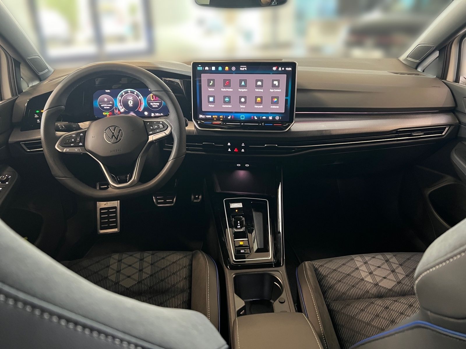 Fahrzeugabbildung Volkswagen Golf R-Line 1.5 eTSI DSG AHK Head-Up Black-Style