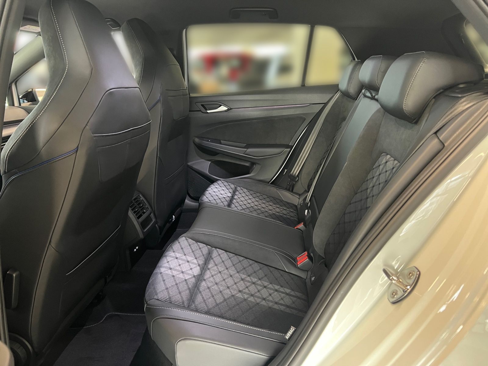 Fahrzeugabbildung Volkswagen Golf R-Line 1.5 eTSI DSG AHK Head-Up Black-Style