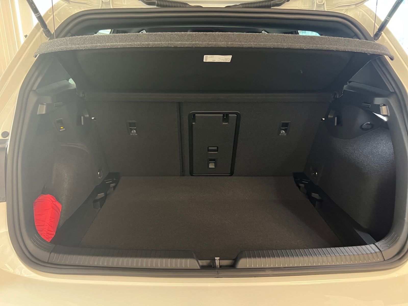 Fahrzeugabbildung Volkswagen Golf R-Line 1.5 eTSI DSG AHK Head-Up Black-Style