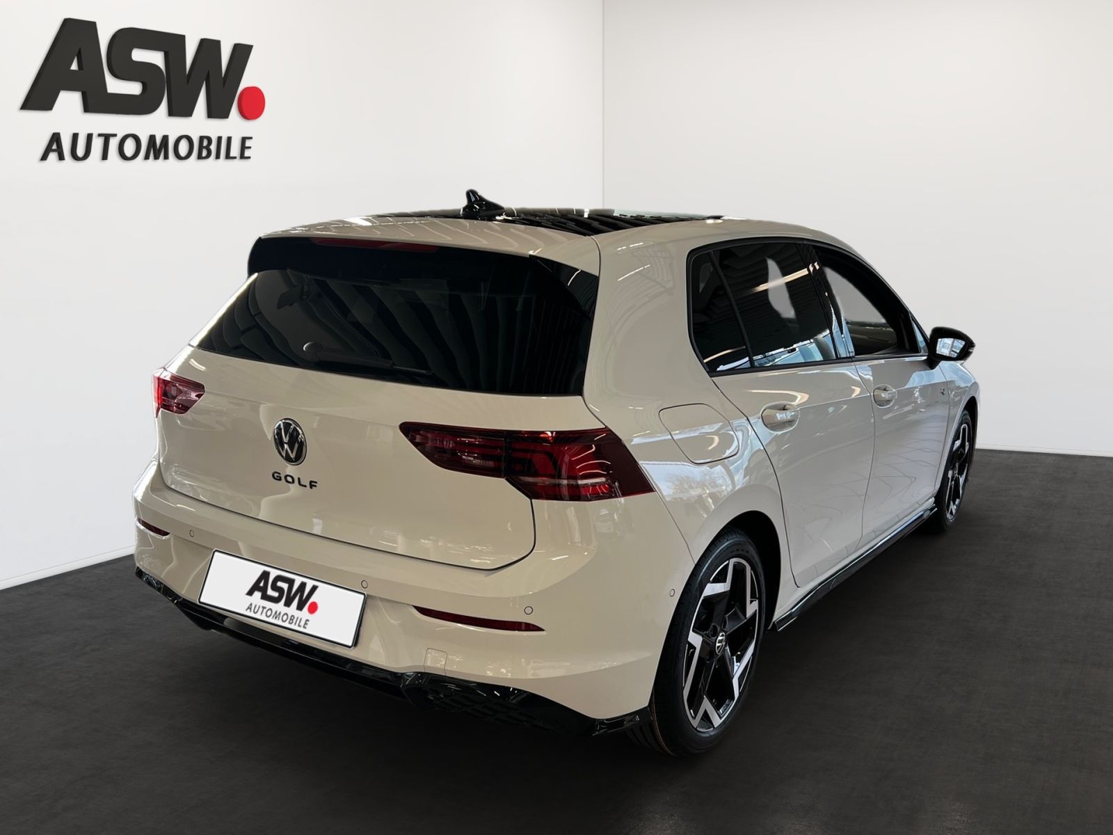 Fahrzeugabbildung Volkswagen Golf R-Line 1.5 eTSI DSG AHK Head-Up Black-Style