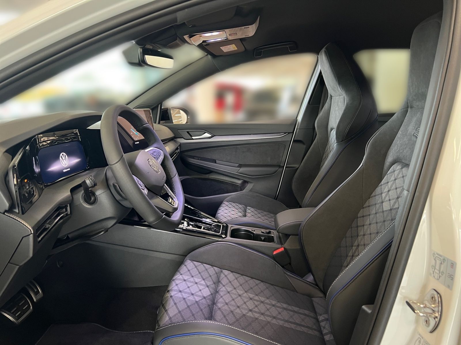 Fahrzeugabbildung Volkswagen Golf R-Line 1.5 eTSI DSG AHK Head-Up Black-Style