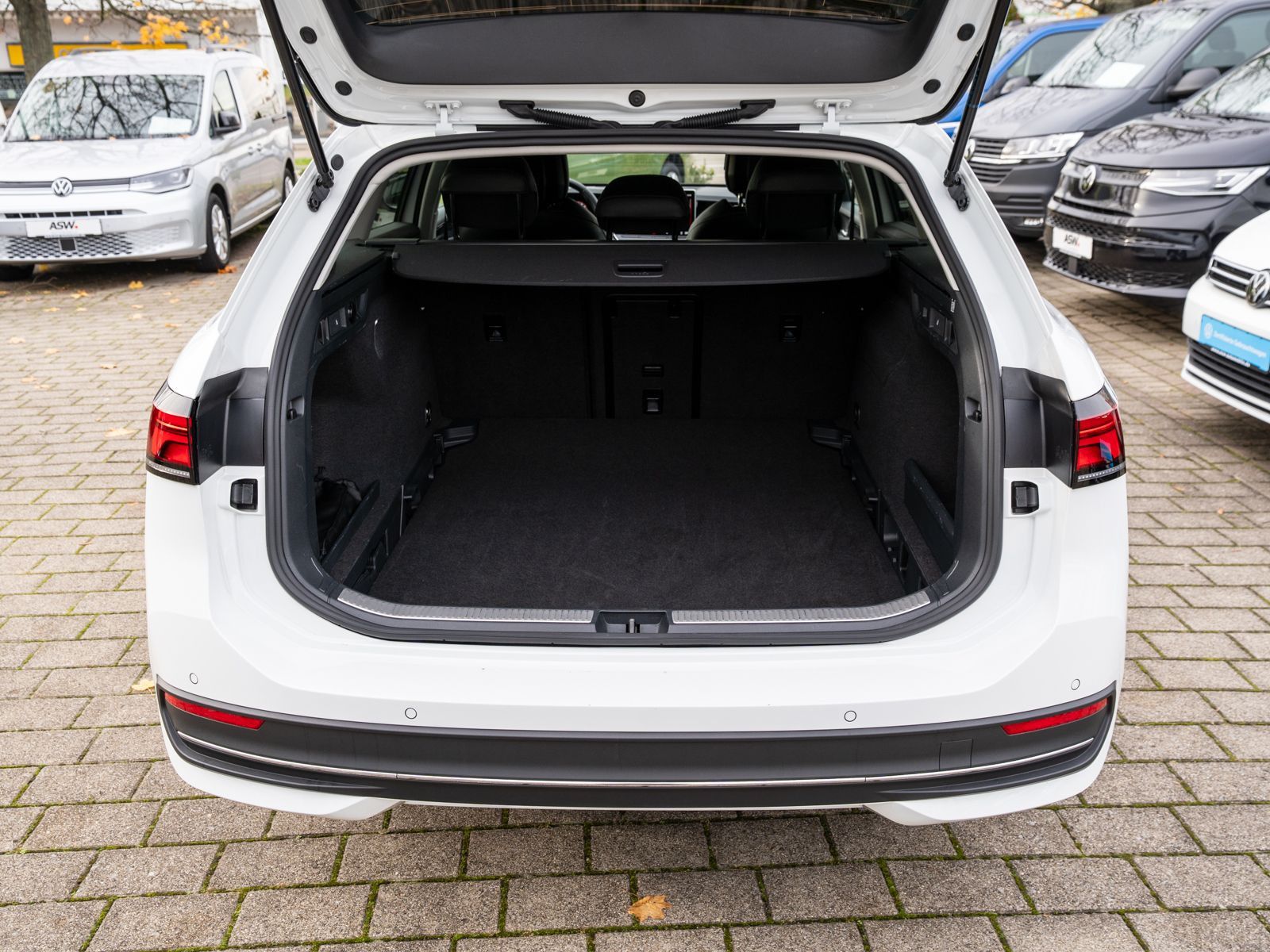 Fahrzeugabbildung Volkswagen Passat Variant Business 1.5eTSI DSG LED NAVI AHK