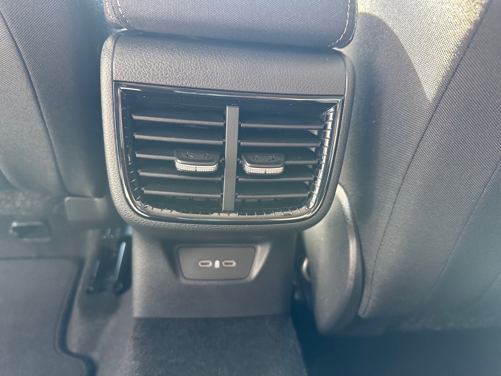 Fahrzeugabbildung SKODA Fabia Tour 1,0 TSI 95PS 16" SHZ Kamera PDC LED