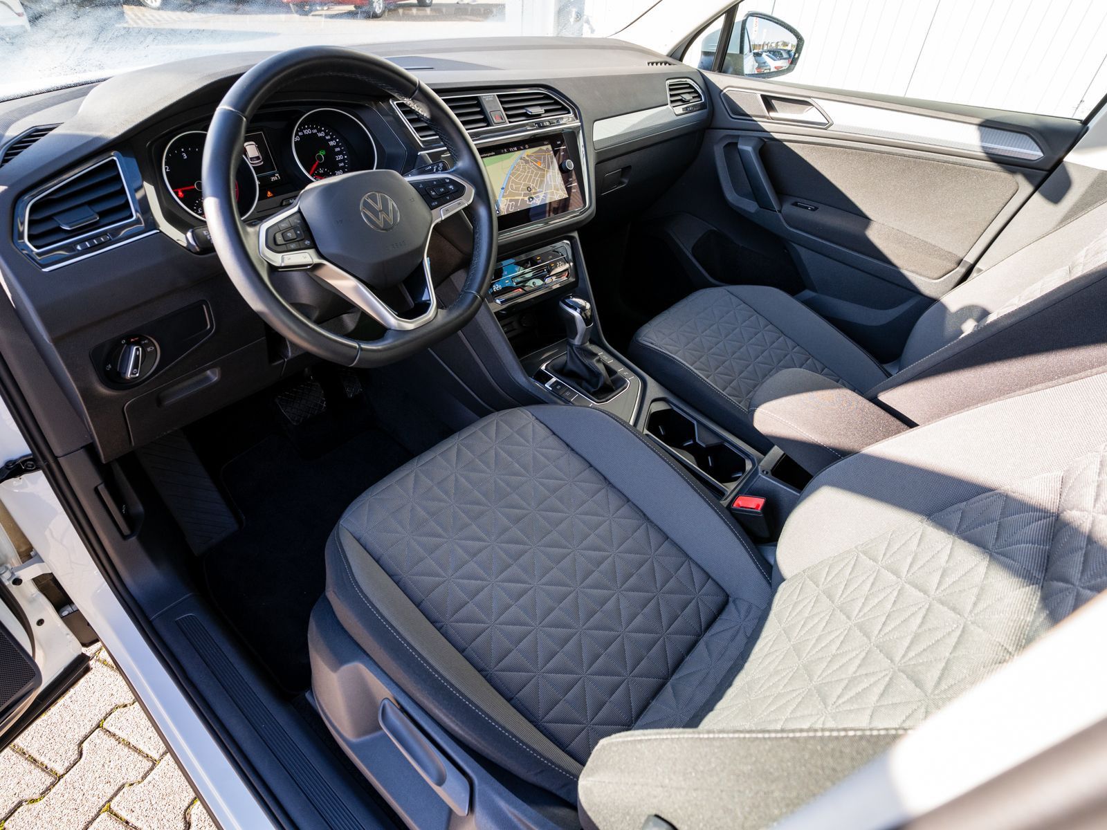 Fahrzeugabbildung Volkswagen Tiguan Life 2,0 TDI DSG LED NAVI AHK PDC SHZ