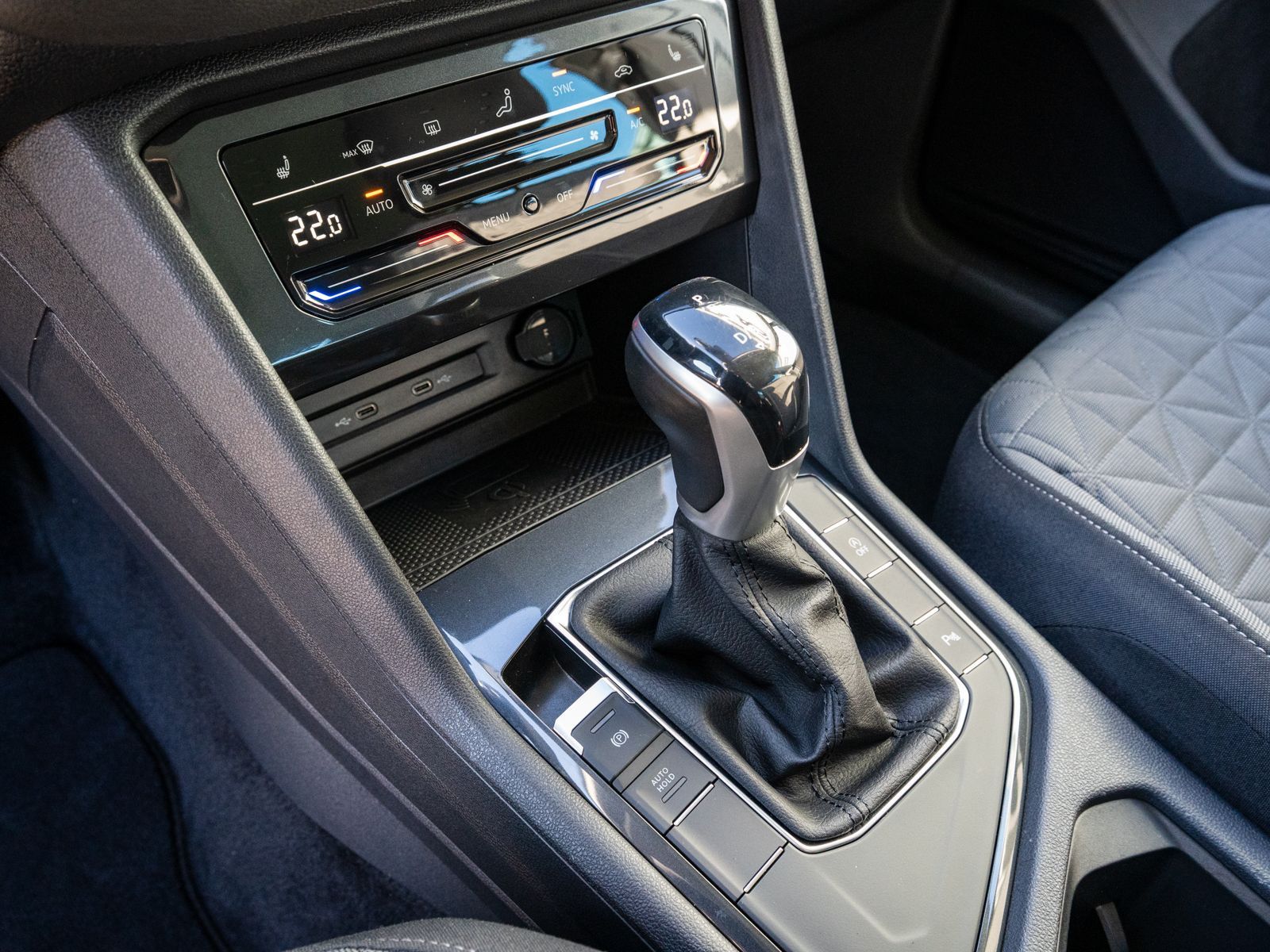 Fahrzeugabbildung Volkswagen Tiguan Life 2,0 TDI DSG LED NAVI AHK PDC SHZ