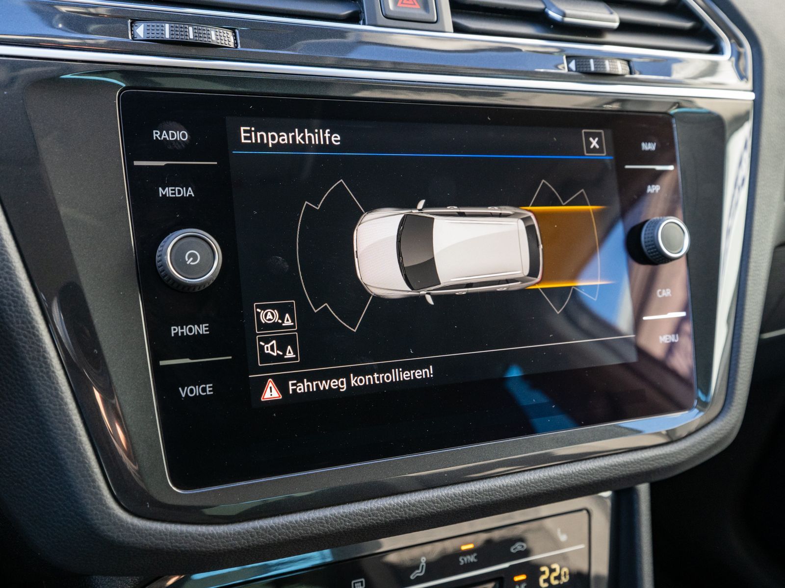 Fahrzeugabbildung Volkswagen Tiguan Life 2,0 TDI DSG LED NAVI AHK PDC SHZ