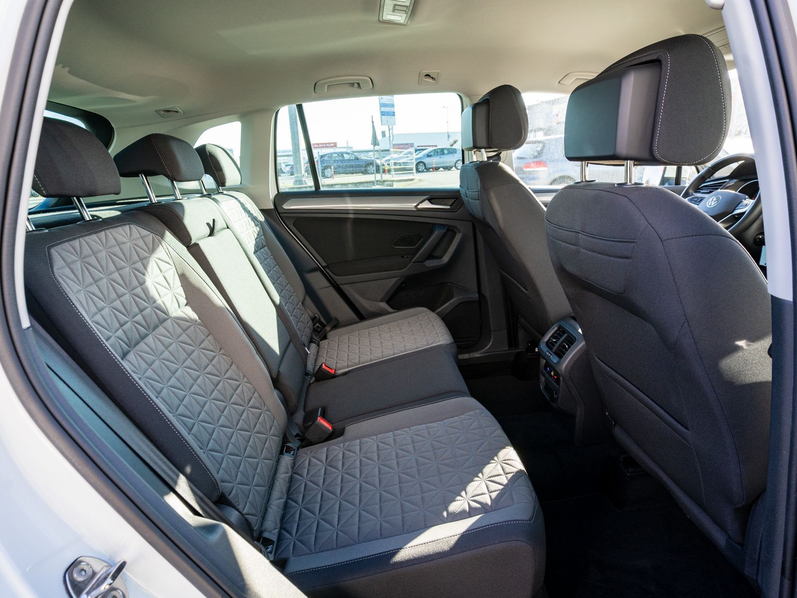 Fahrzeugabbildung Volkswagen Tiguan Life 2,0 TDI DSG LED NAVI AHK PDC SHZ