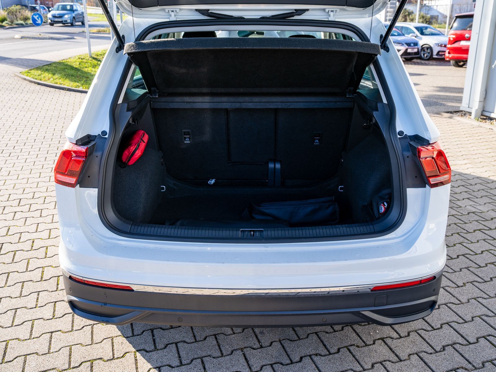 Fahrzeugabbildung Volkswagen Tiguan Life 2,0 TDI DSG LED NAVI AHK PDC SHZ