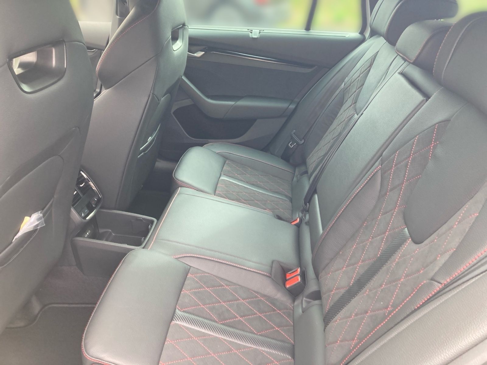 Fahrzeugabbildung SKODA Octavia Combi RS 2,0 TSI 265PS DSG ACC 360° AHK