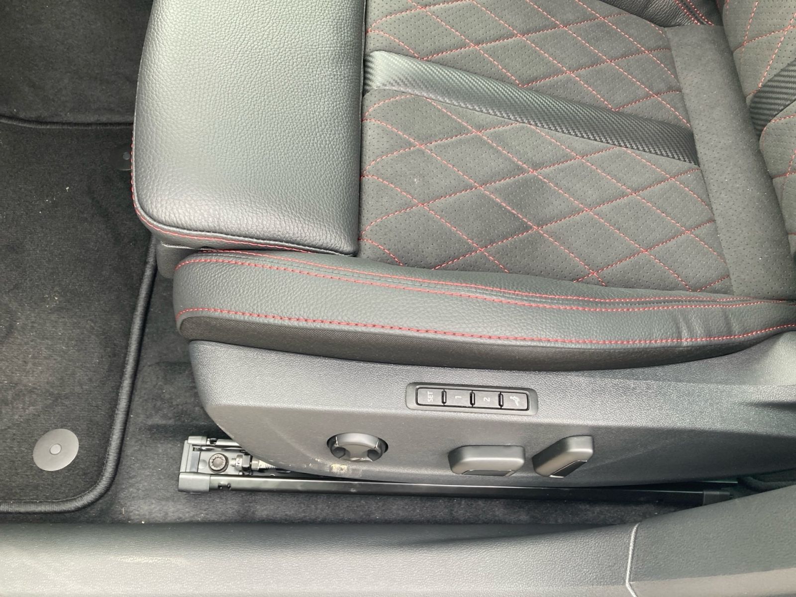 Fahrzeugabbildung SKODA Octavia Combi RS 2,0 TSI 265PS DSG ACC 360° AHK