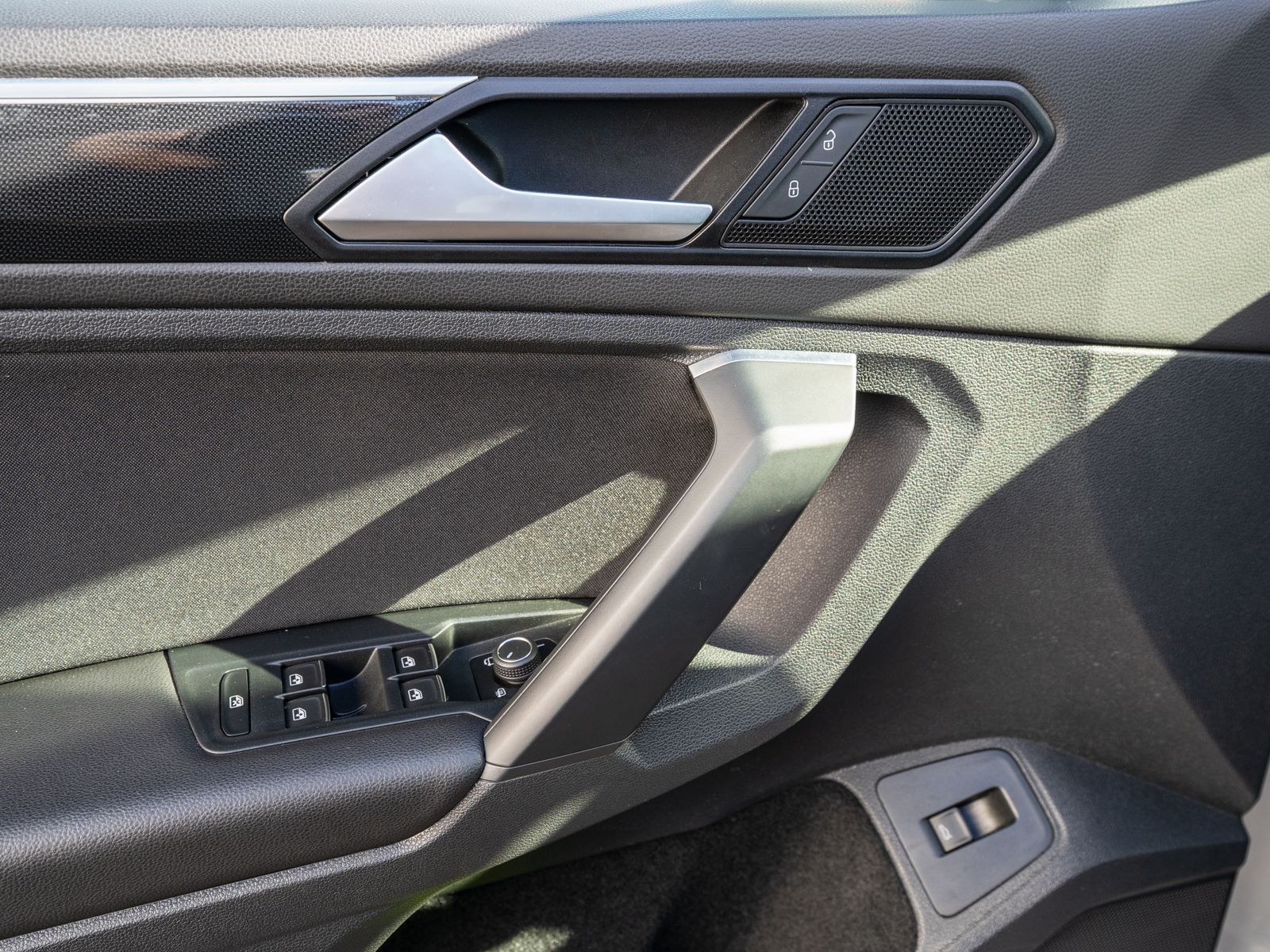 Fahrzeugabbildung Volkswagen Tiguan Elegance 2.0 TDI DSG Navi 360° Stdhzg AHK