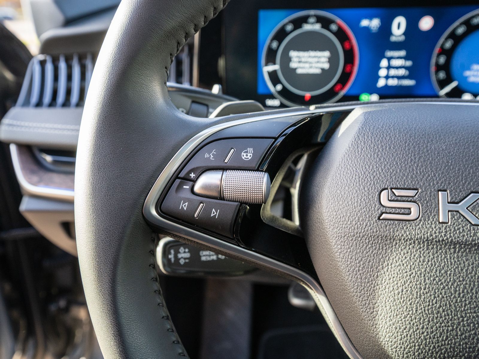 Fahrzeugabbildung SKODA Superb Combi L&K 2,0 TDI DSG LED NAVI AHK PANO