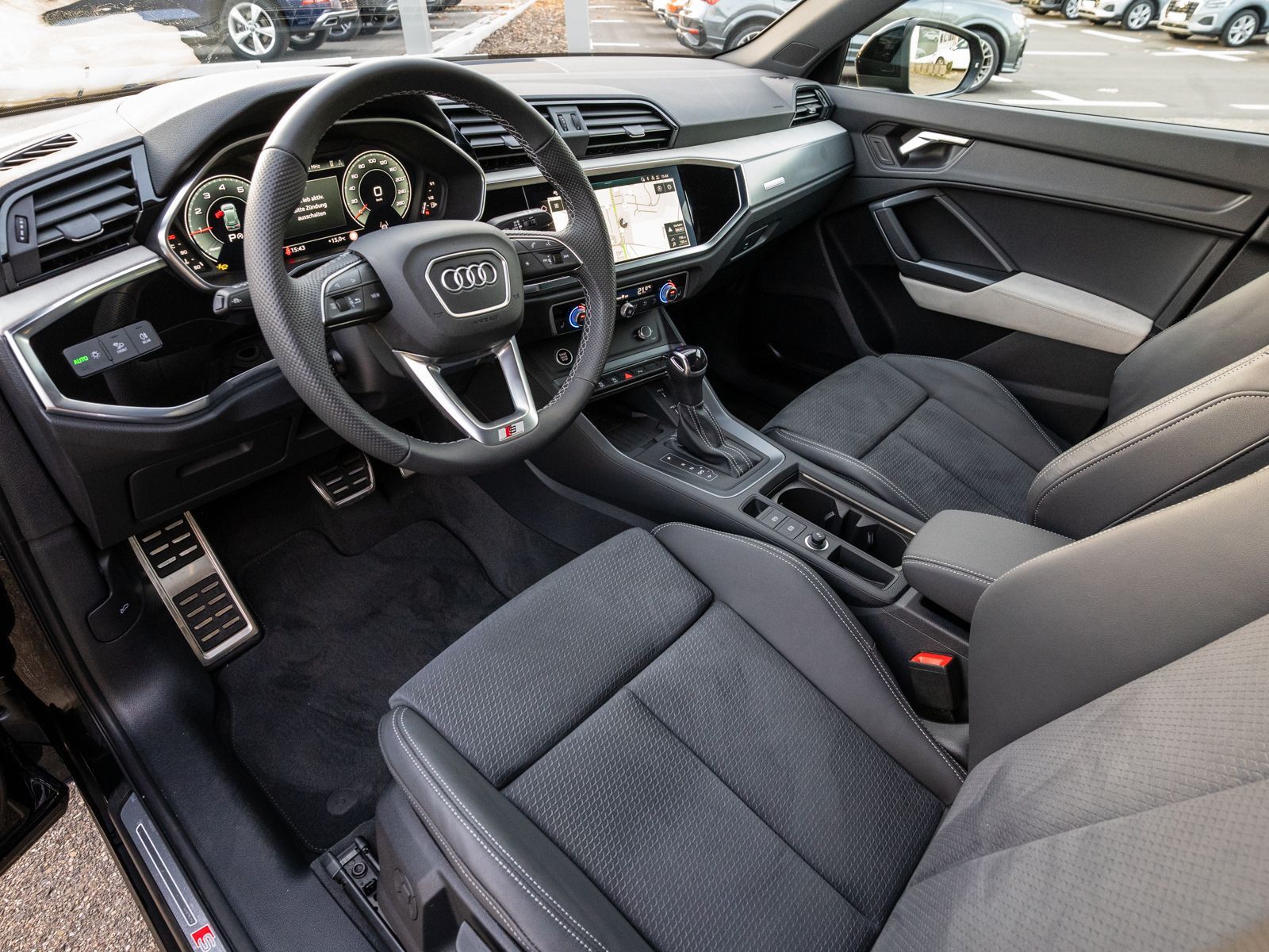 Fahrzeugabbildung Audi Q3 SUV S line 35TFSI Stroni NAVI LED AHK RFK PDC