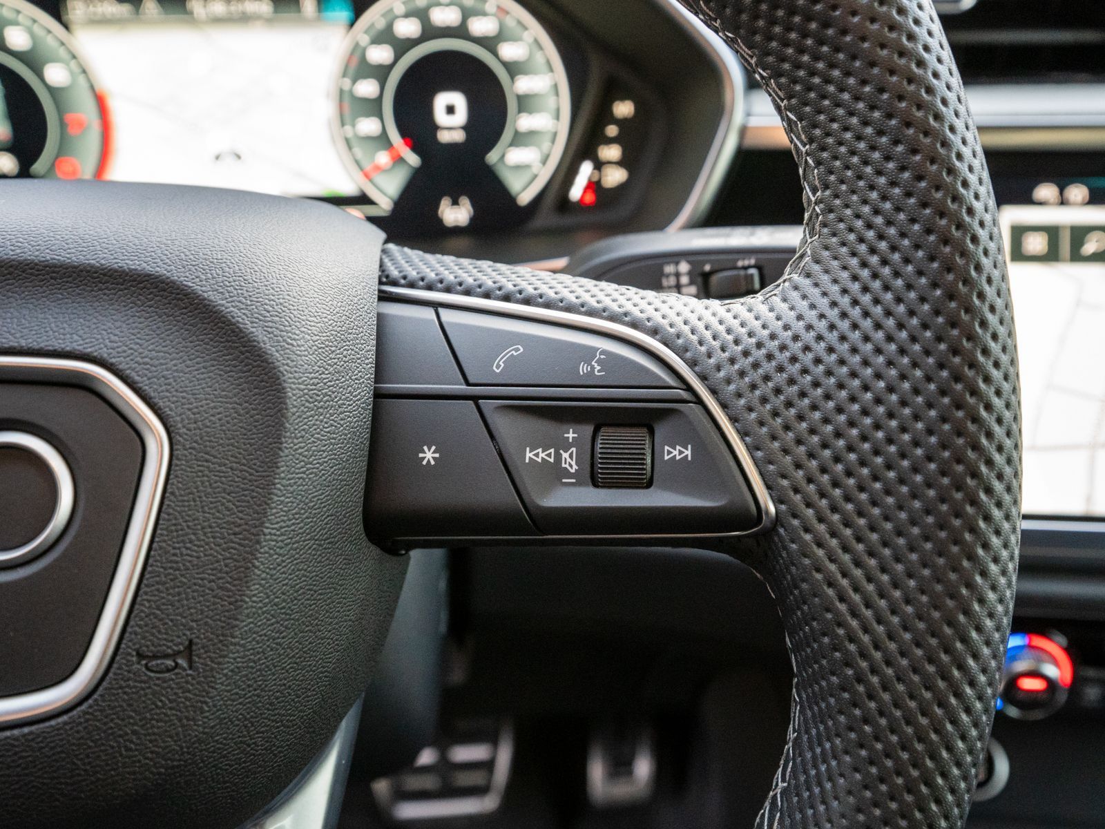 Fahrzeugabbildung Audi Q3 SUV S line 35TFSI Stroni NAVI LED AHK RFK PDC