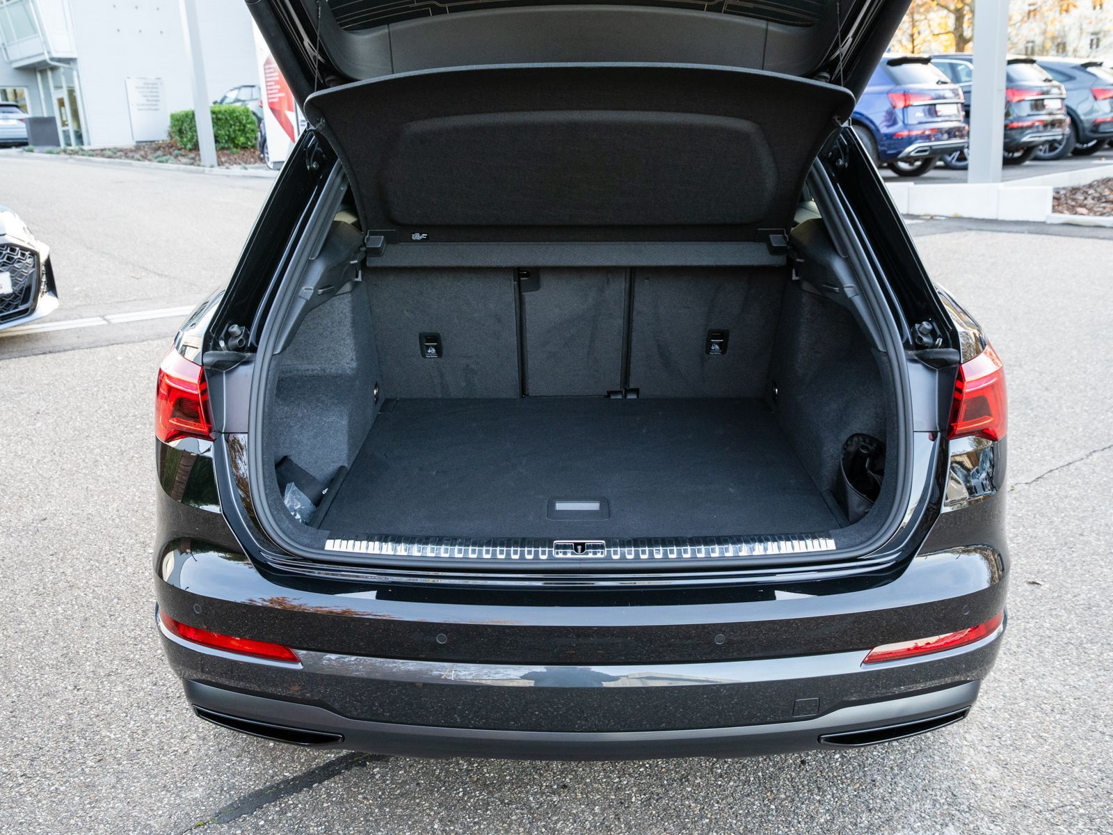 Fahrzeugabbildung Audi Q3 SUV S line 35TFSI Stroni NAVI LED AHK RFK PDC