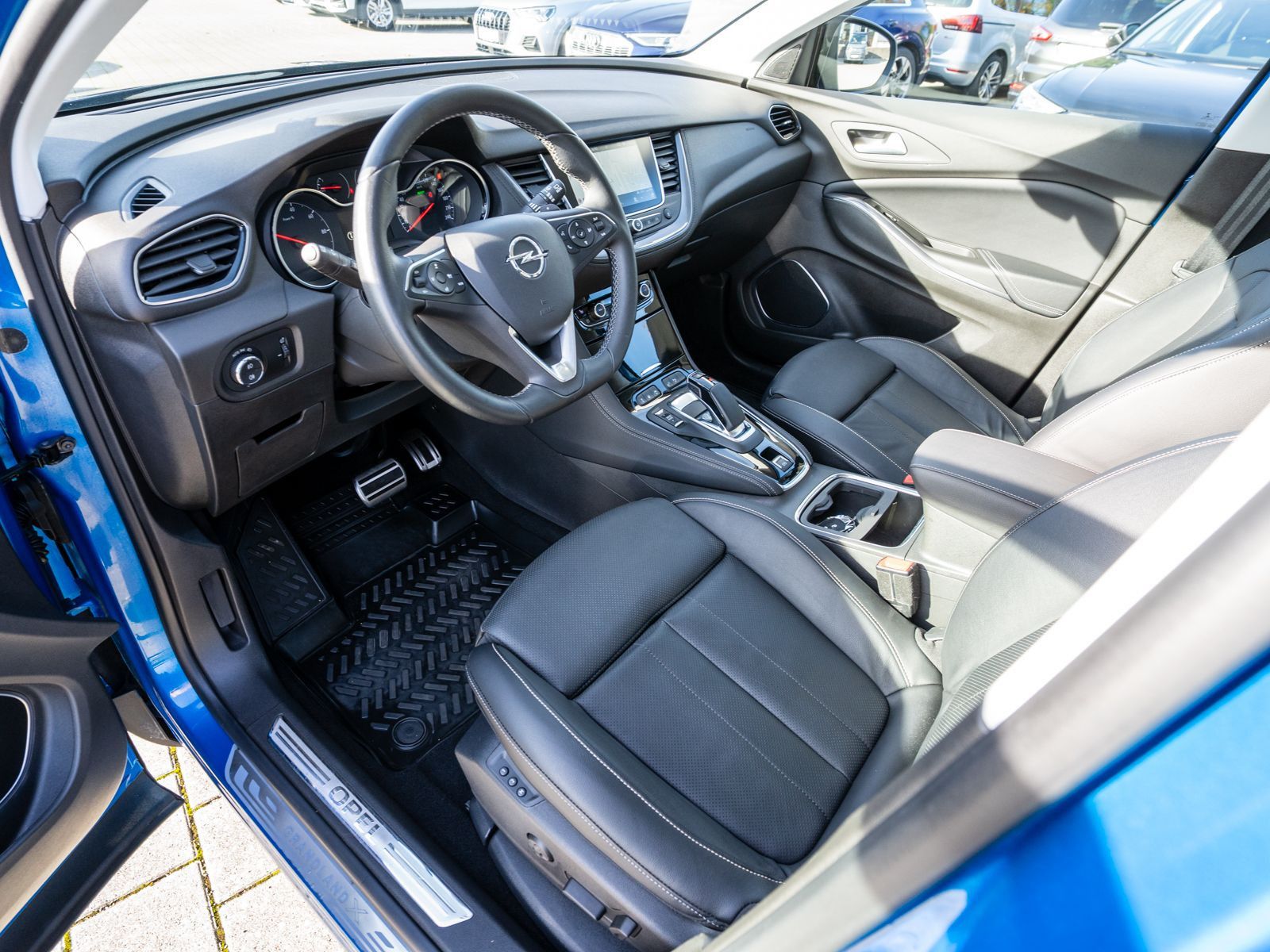 Fahrzeugabbildung Opel Grandland Ultimate 1.6 Turbo 4 Hybrid 360° LEDER