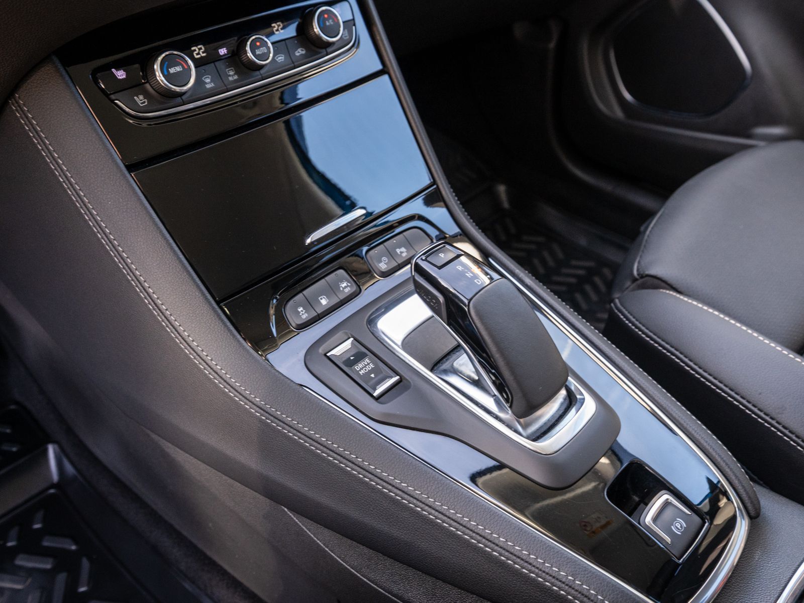 Fahrzeugabbildung Opel Grandland Ultimate 1.6 Turbo 4 Hybrid 360° LEDER