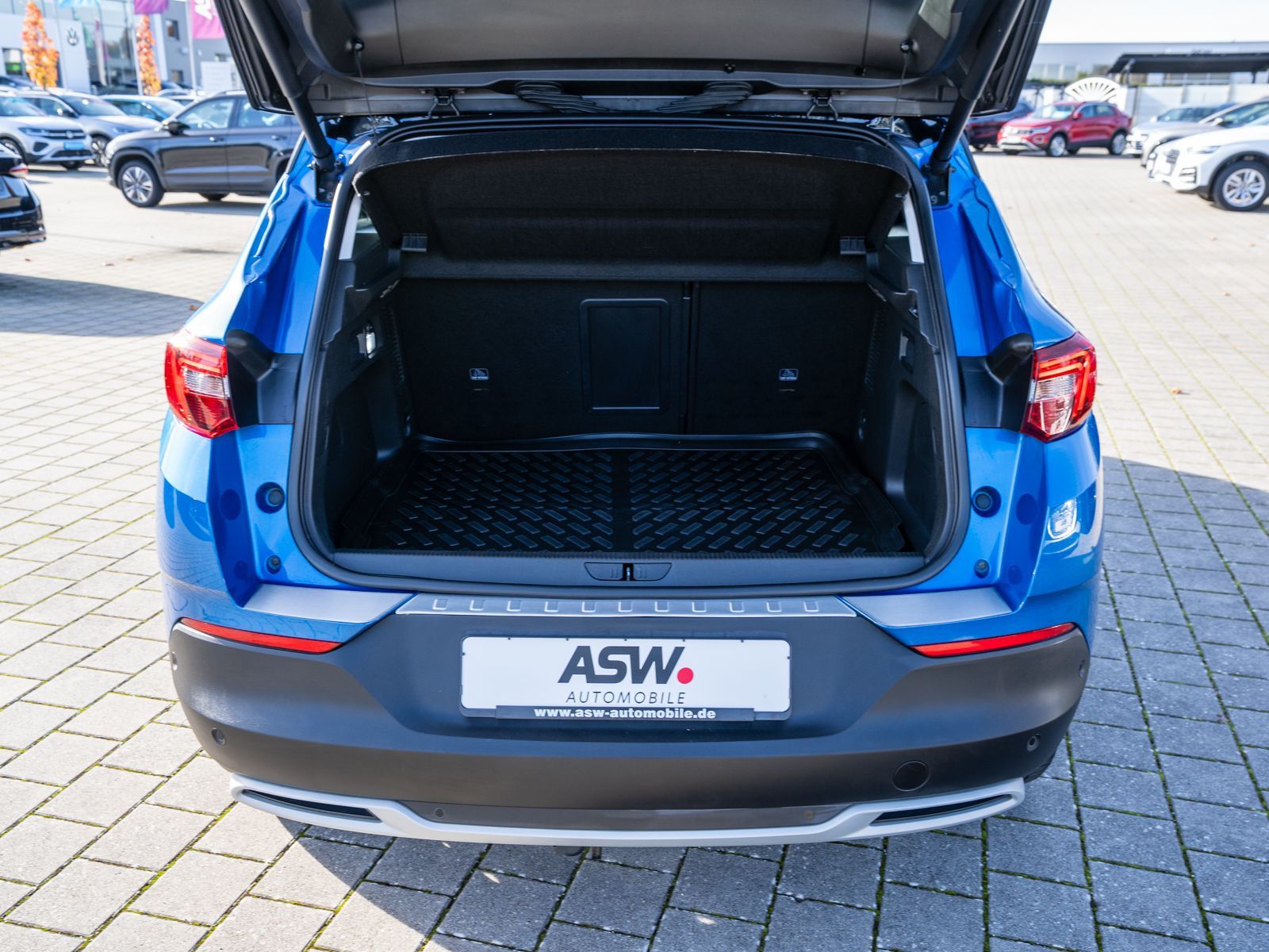 Fahrzeugabbildung Opel Grandland Ultimate 1.6 Turbo 4 Hybrid 360° LEDER