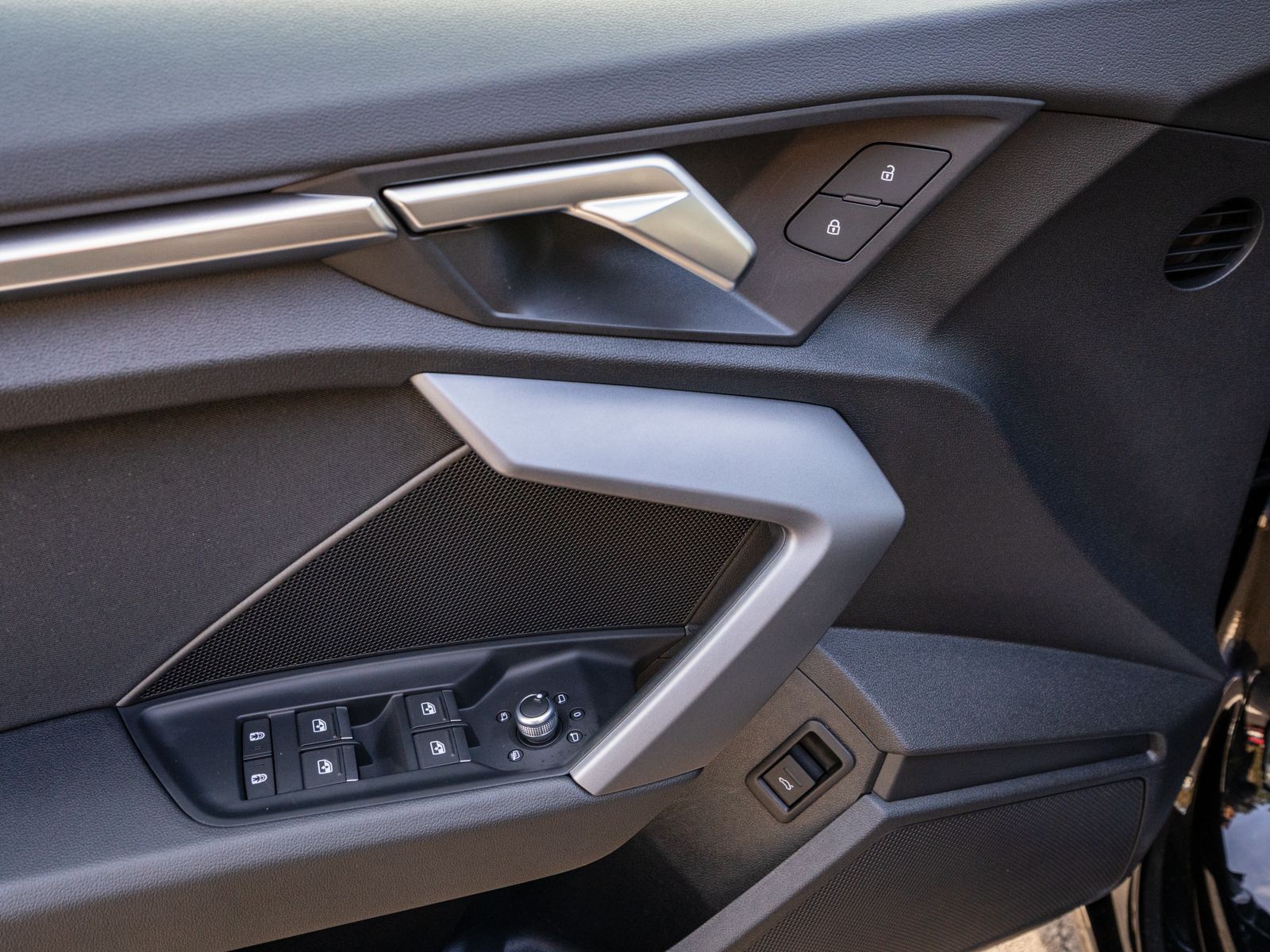 Fahrzeugabbildung Audi A3 Sportback 30TFSI Stronic NAVI LED PDC SHZ VC