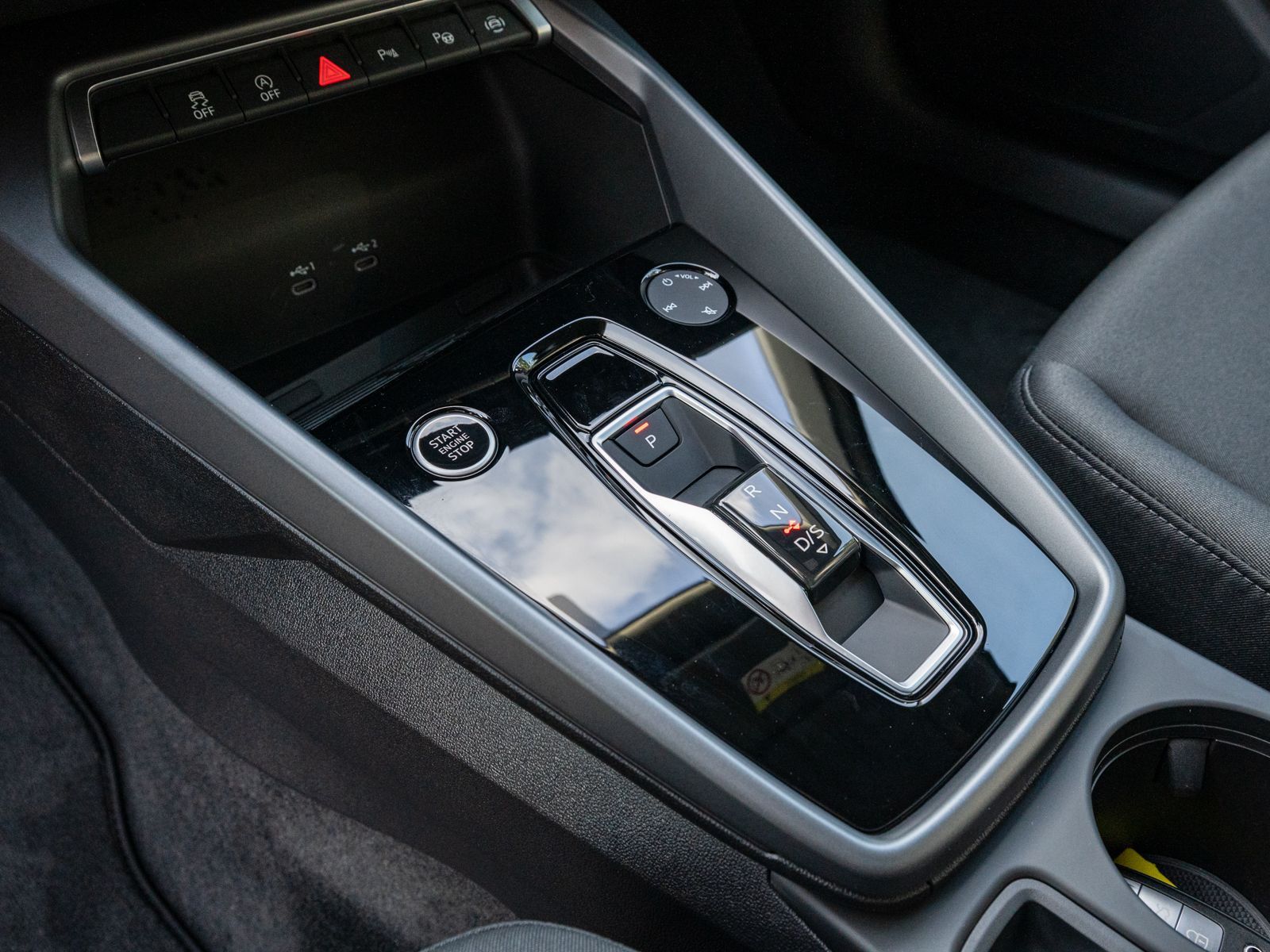 Fahrzeugabbildung Audi A3 Sportback 30TFSI Stronic NAVI LED PDC SHZ VC