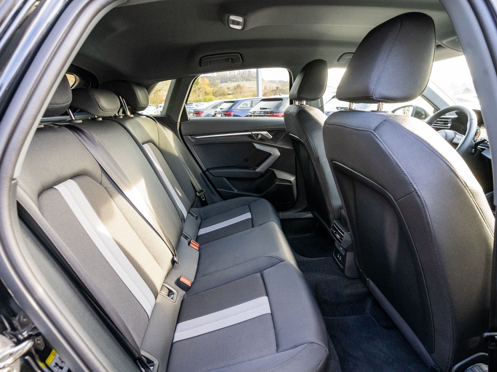 Fahrzeugabbildung Audi A3 Sportback 30TFSI Stronic NAVI LED PDC SHZ VC