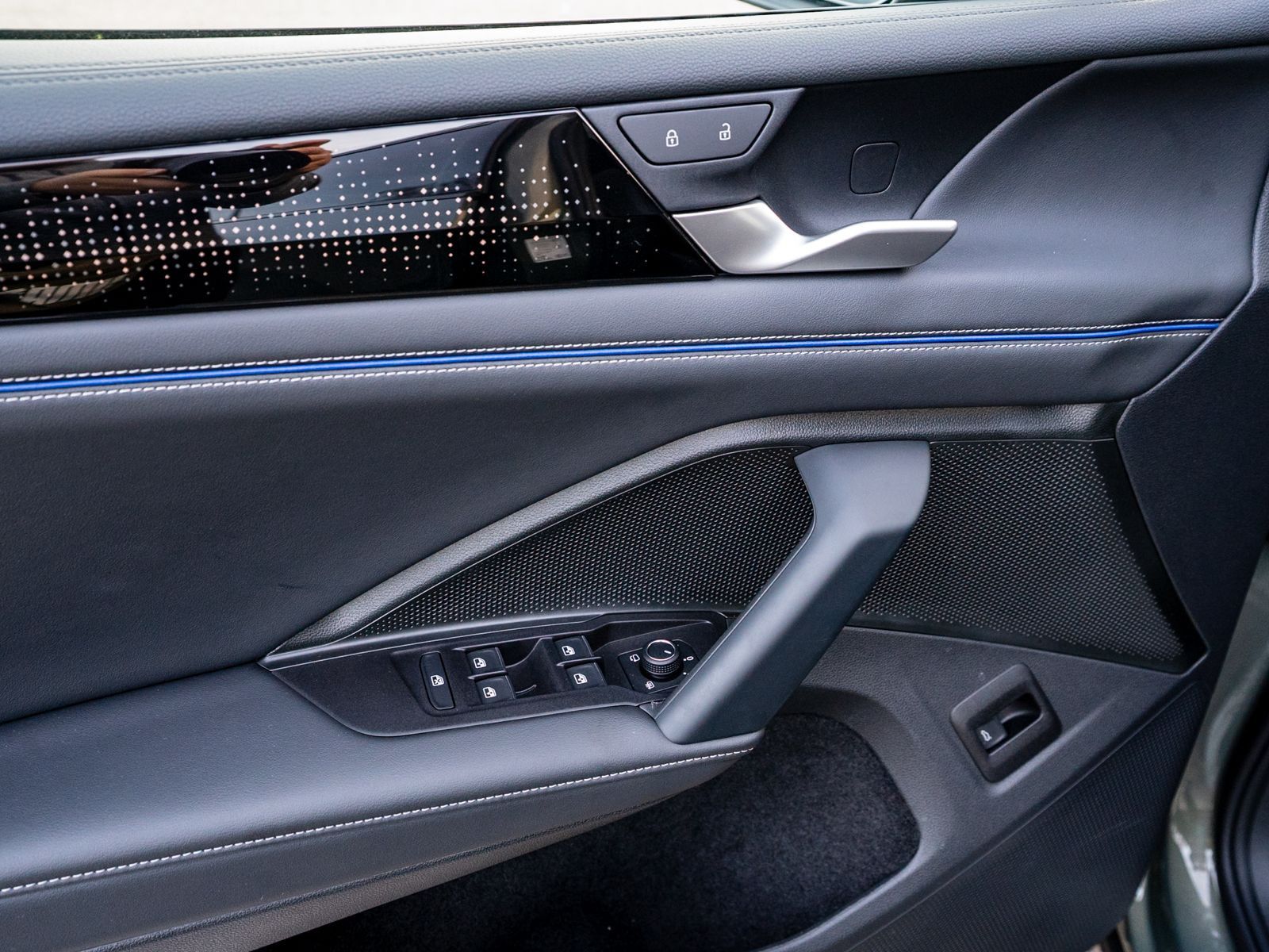 Fahrzeugabbildung Volkswagen Tiguan R-Line 4Motion 2,0 TDI DSG NAVI AHK PANO