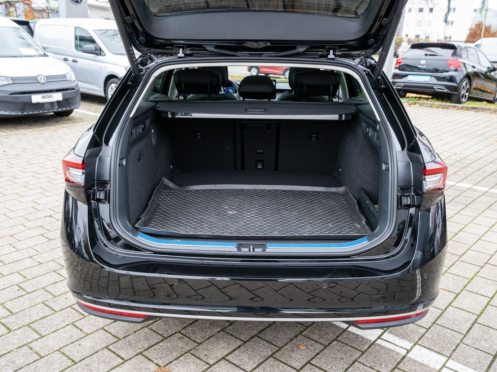 Fahrzeugabbildung SKODA Superb Combi L&K 2,0 TDI 142 kW 7-Gang-DSG 4x4