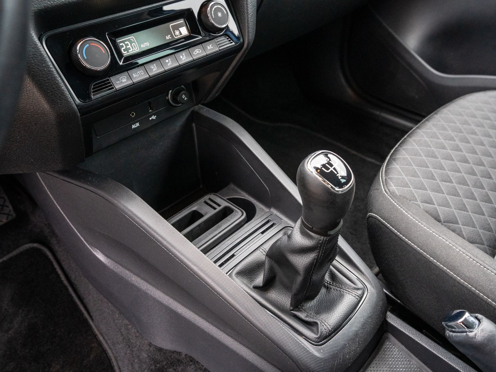 Fahrzeugabbildung SKODA Fabia Drive 1.2 TSI Navi Klimaauto SHZ PDC v/h