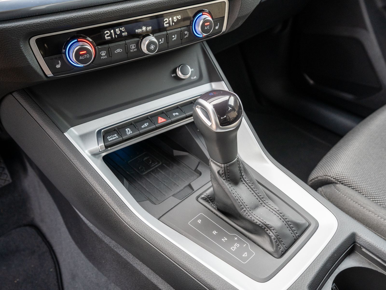 Fahrzeugabbildung Audi Q3 S line 45 TFSI e Stronic LED Navi RFK ACC AHK