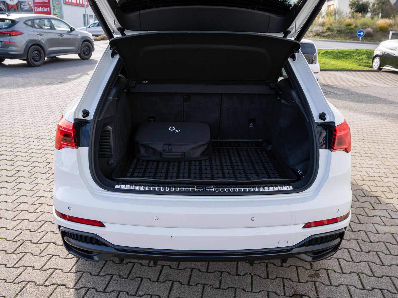 Fahrzeugabbildung Audi Q3 S line 45TFSI e Stron LED Navi 360° SONOS AHK