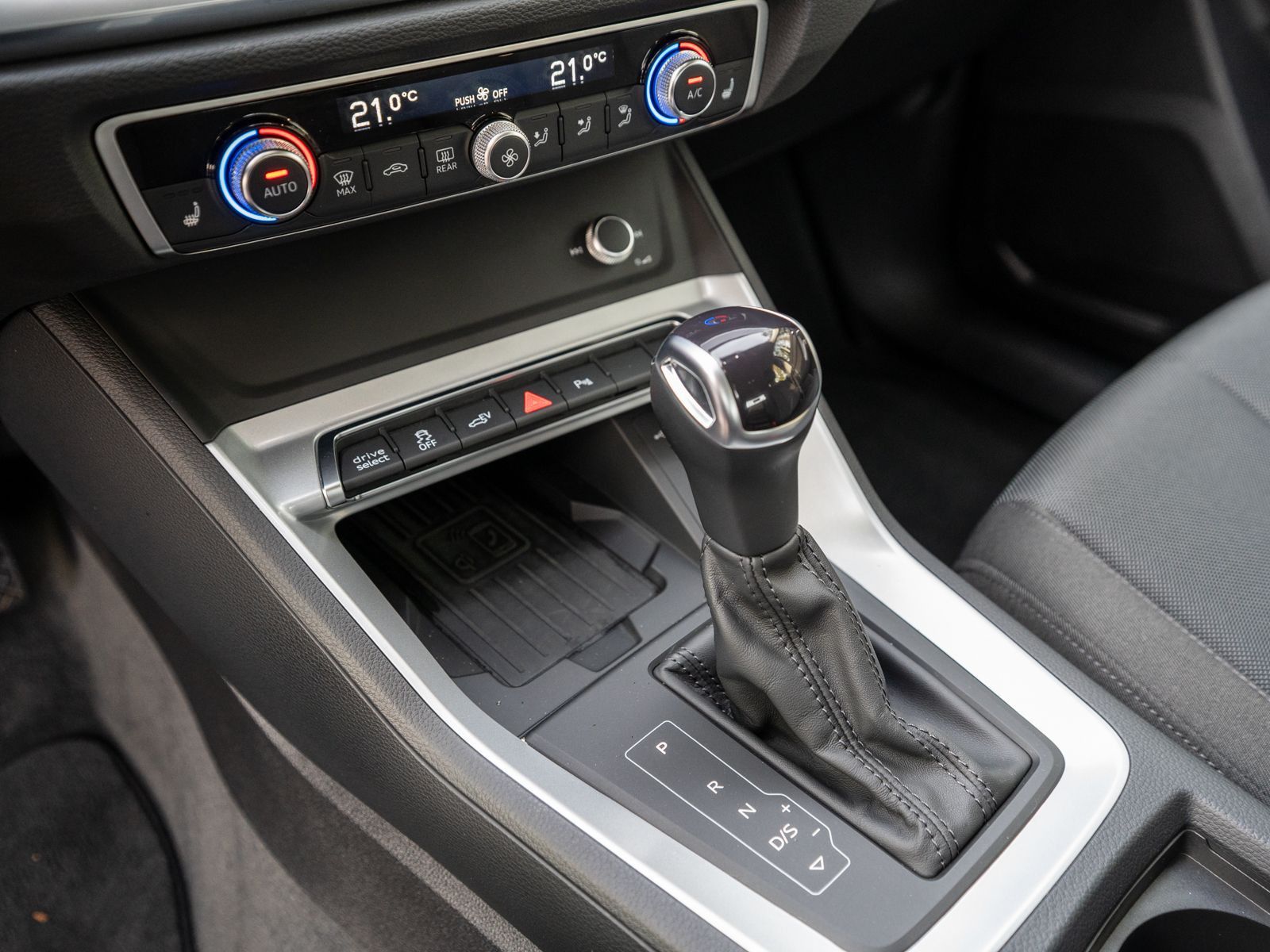 Fahrzeugabbildung Audi Q3 45TFSI e Stronic NAVI LED GRA SHZ PDC VC