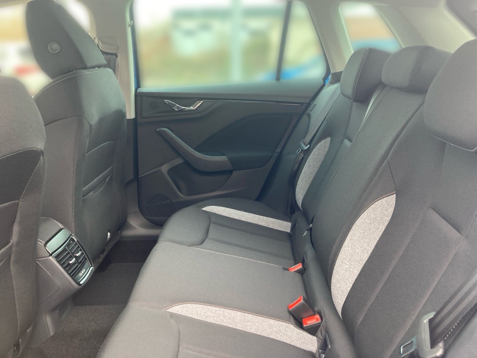 Fahrzeugabbildung SKODA Kamiq Balance 1,0 TSI 116PS DSG ACC SHZ PDC AHK