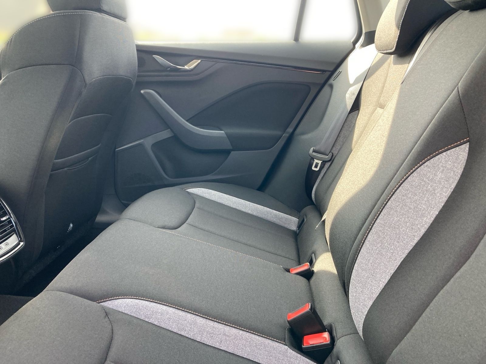 Fahrzeugabbildung SKODA Kamiq Balance 1,0TSI 116PS DSG Kamera PDC AHK