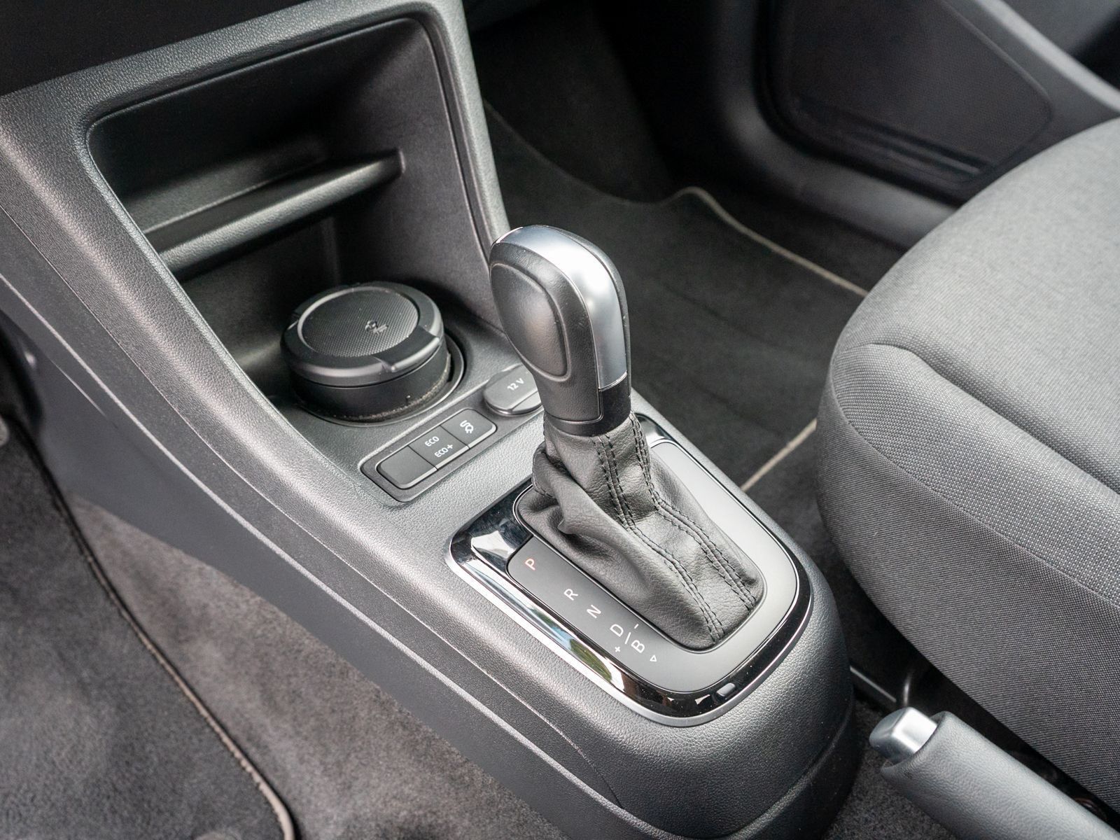 Fahrzeugabbildung Volkswagen e-up! move up! Klimaauto RFK GRA PDC SHZ CCS