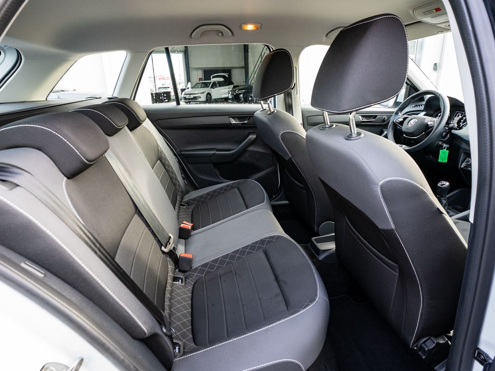 Fahrzeugabbildung SKODA Fabia Combi Ambition 1.0 TSI Navi Klima PDC SHZ