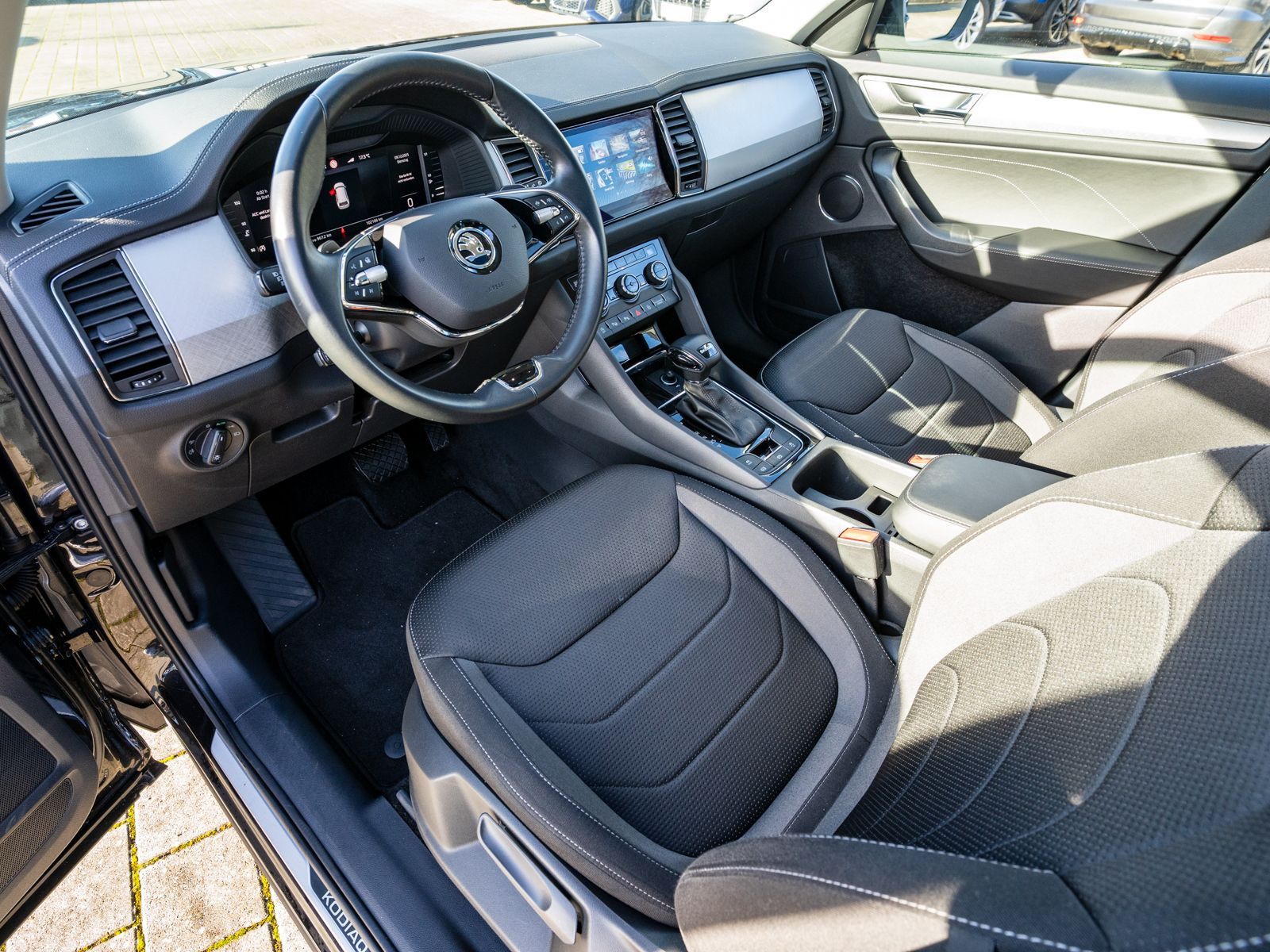 Fahrzeugabbildung SKODA Kodiaq Tour 2.0 TDI DSG LED Navi PANO Stdhzg AHK