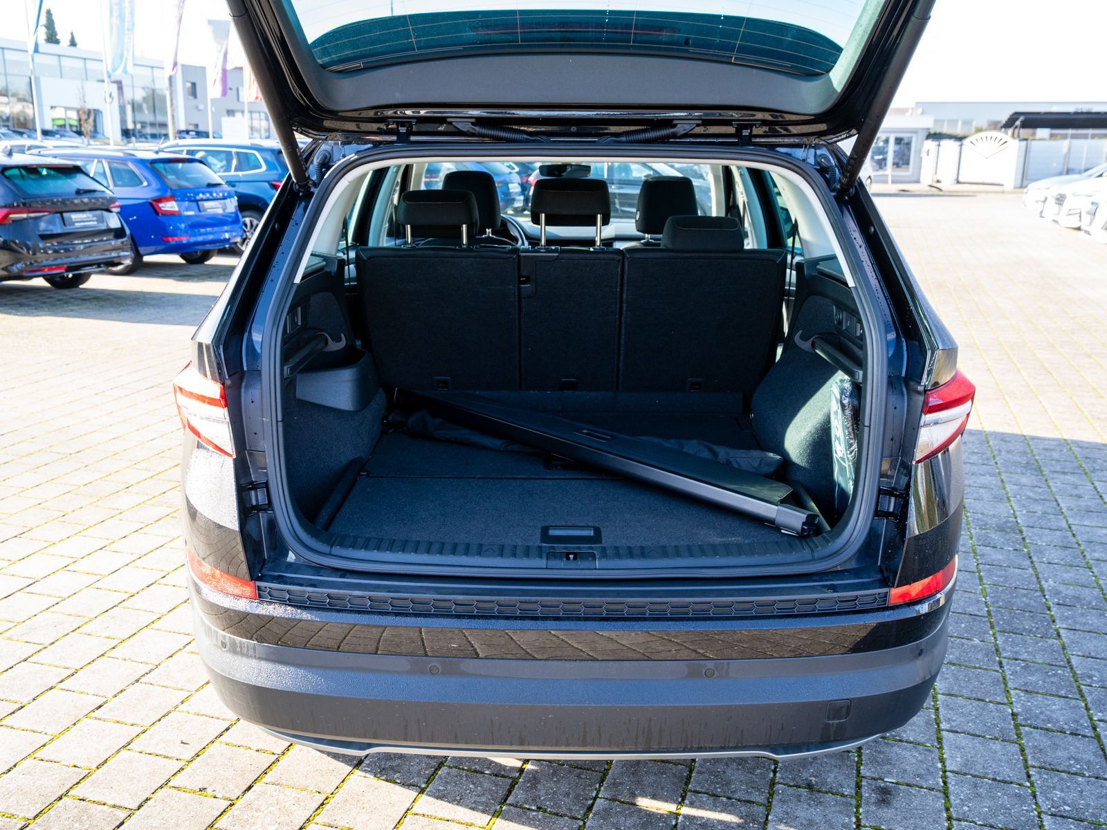 Fahrzeugabbildung SKODA Kodiaq Tour 2.0 TDI DSG LED Navi PANO Stdhzg AHK