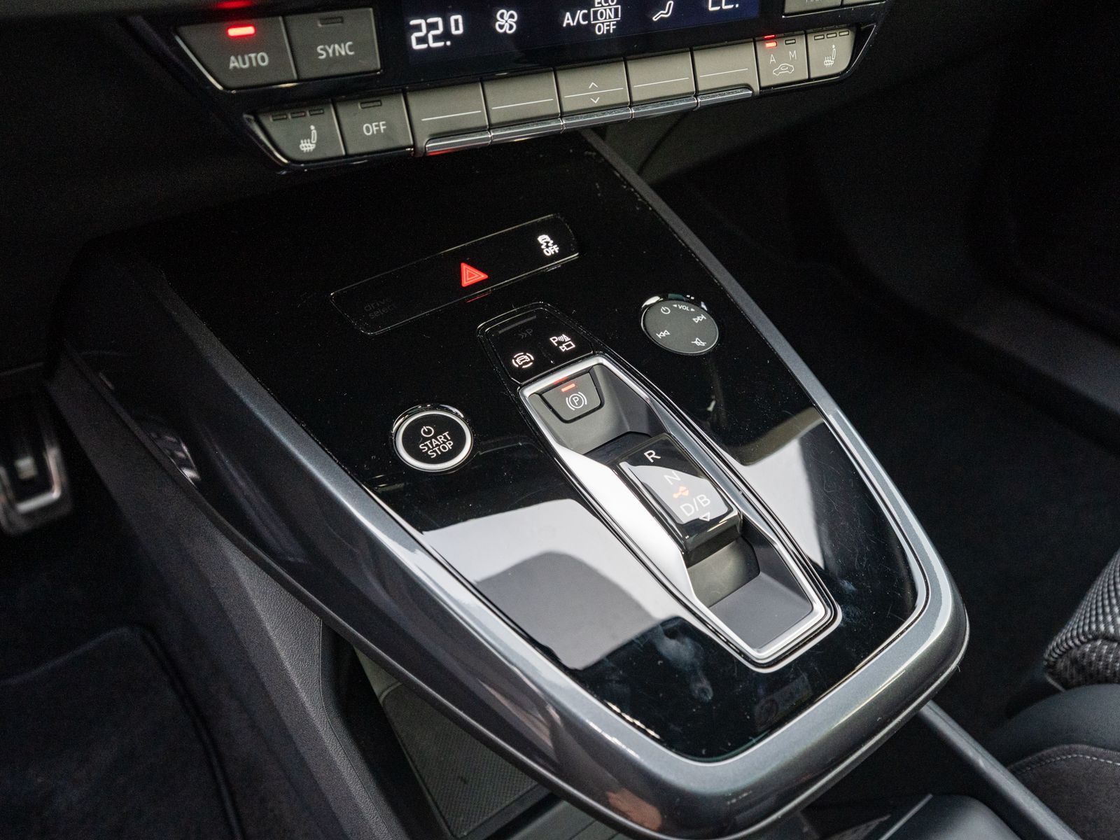 Fahrzeugabbildung Audi Q4 45 e-tron S line NAVI LED PANO RFK ACC SHZ