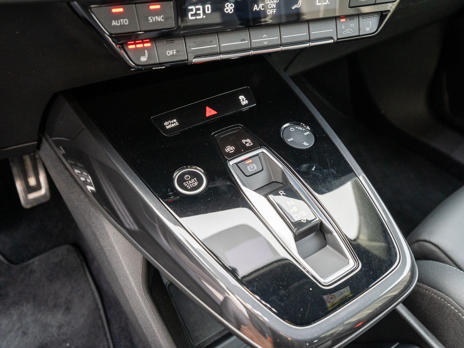 Fahrzeugabbildung Audi Q4 50 e-tron S line quattro NAVI MATRIX AHK RFK