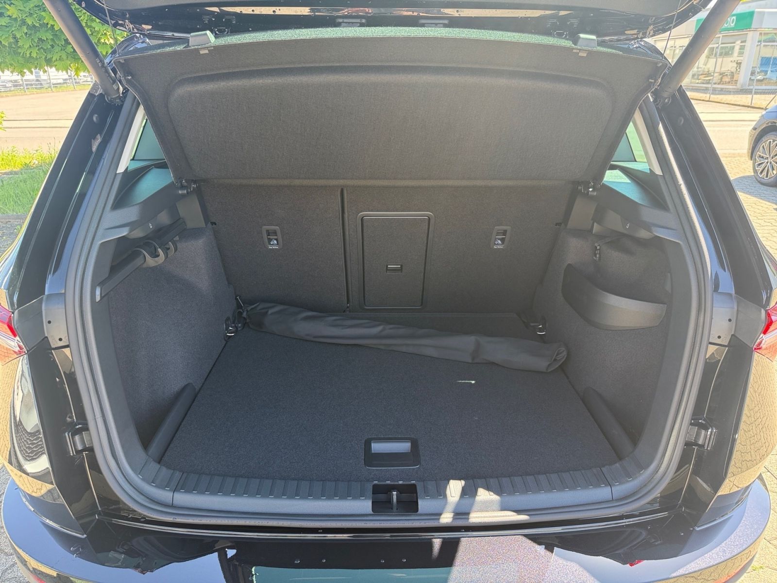 Fahrzeugabbildung SKODA Karoq Balance 1,5 TSI 150PS DSG ACC 360° SHZ AHK