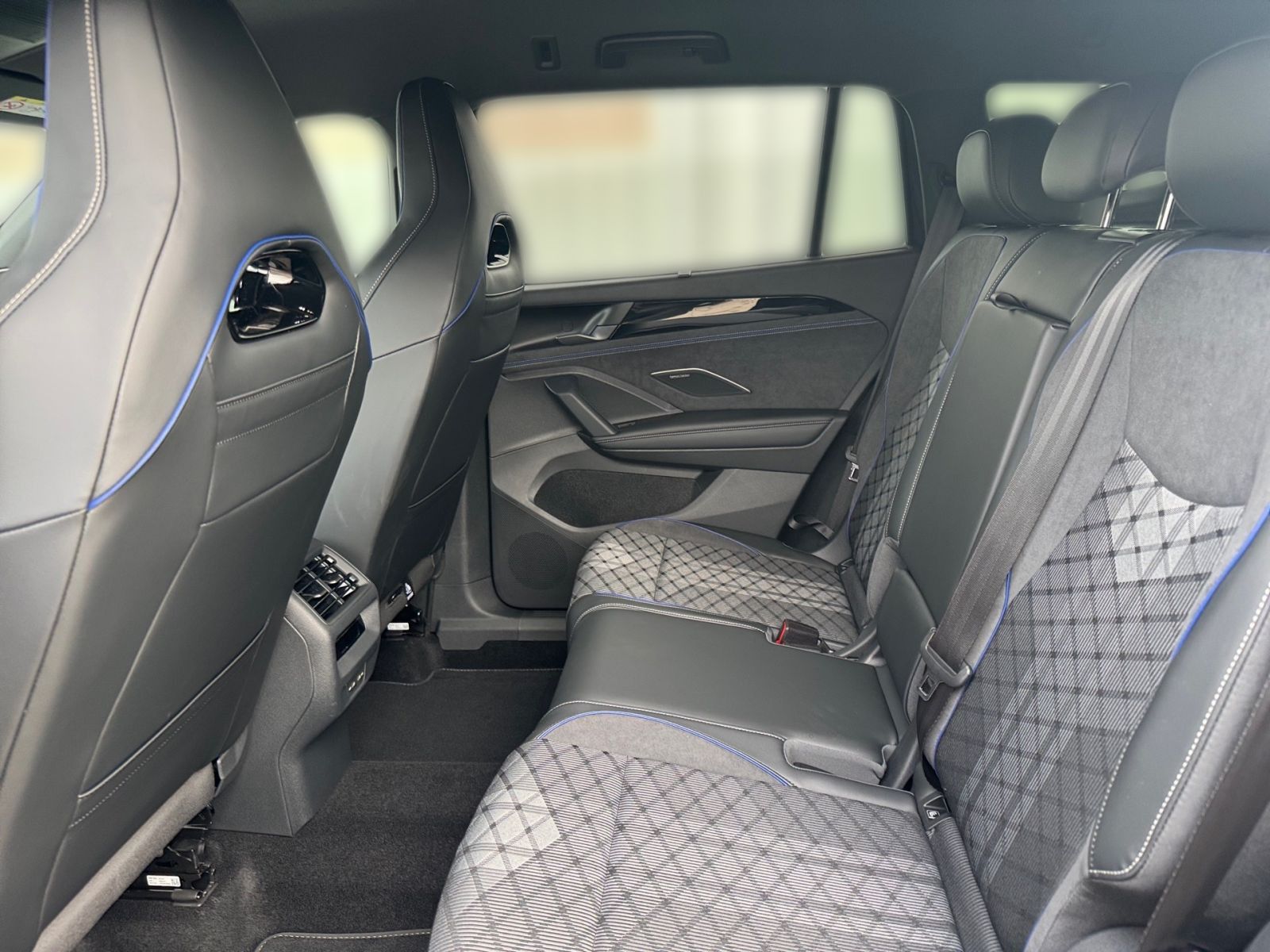 Fahrzeugabbildung Volkswagen Tayron R-Line 2.0 TSI 4MOTION DSG AHK "IQ.Light"