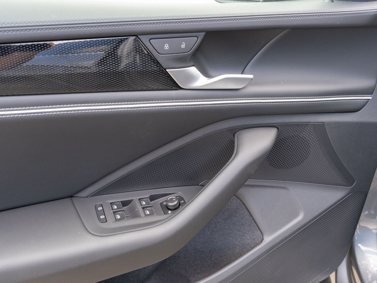 Fahrzeugabbildung Volkswagen Passat Variant Business 2.0 TDI DSG 360° DCC HUD