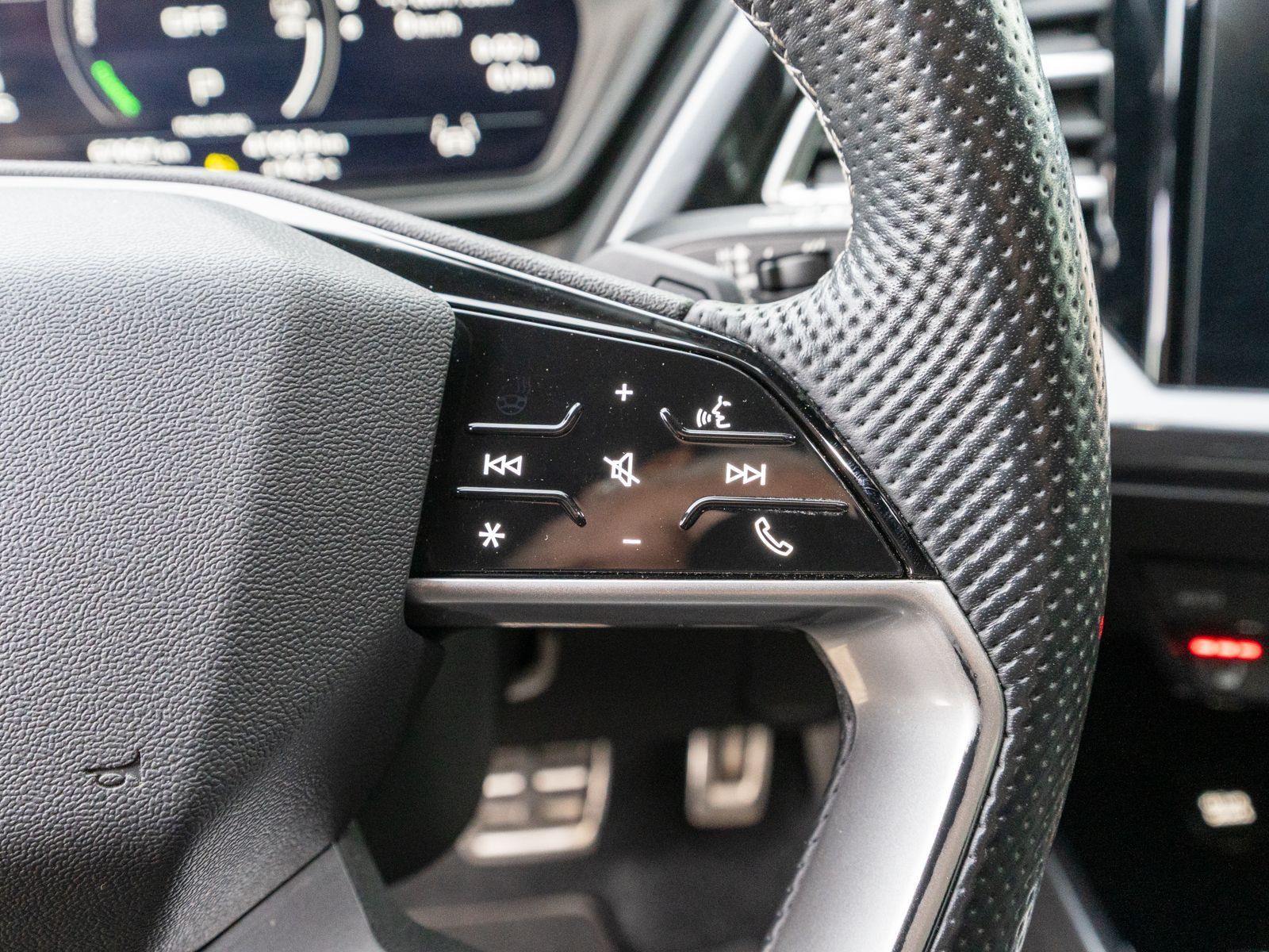 Fahrzeugabbildung Audi Q4 50 e-tron quattro S line Head-up ACC SONOS VC