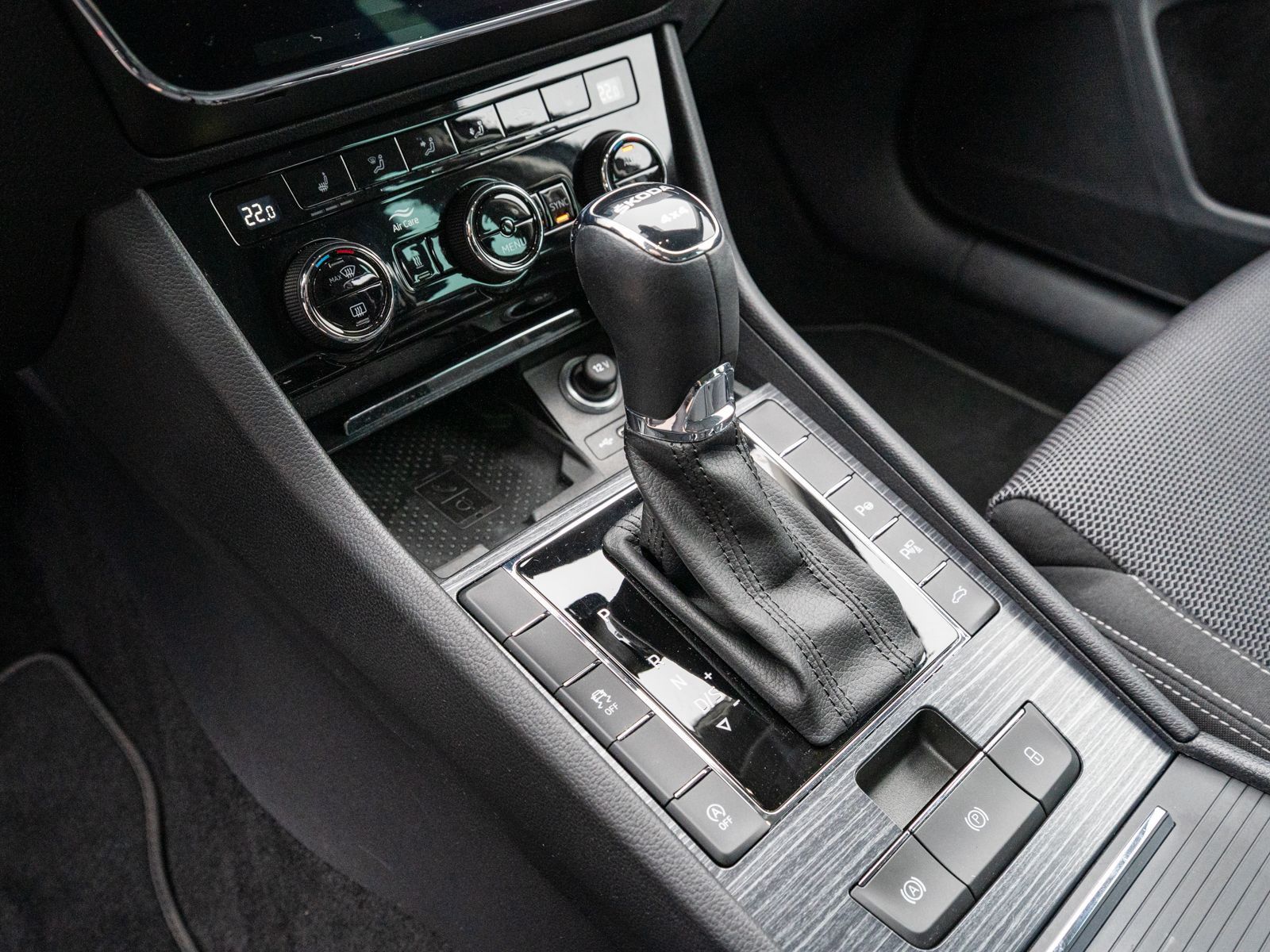 Fahrzeugabbildung SKODA Superb Combi Style 4x4 2,0 TDI DSG LED NAVI AHK