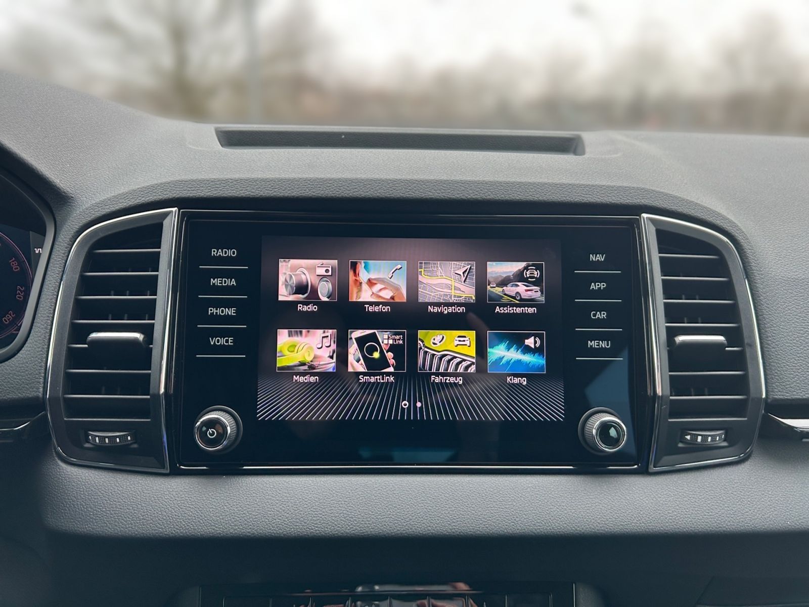 Fahrzeugabbildung SKODA Karoq Balance 1,5 TSI 150PS DSG ACC PDC SHZ AHK