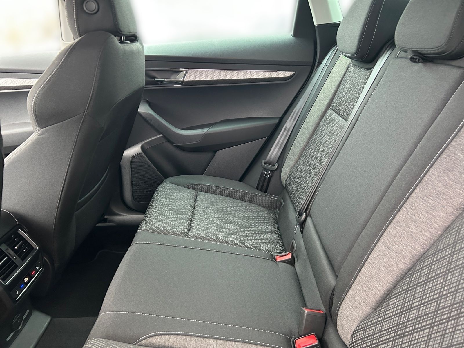 Fahrzeugabbildung SKODA Karoq Balance 1,5 TSI 150PS DSG ACC PDC SHZ AHK