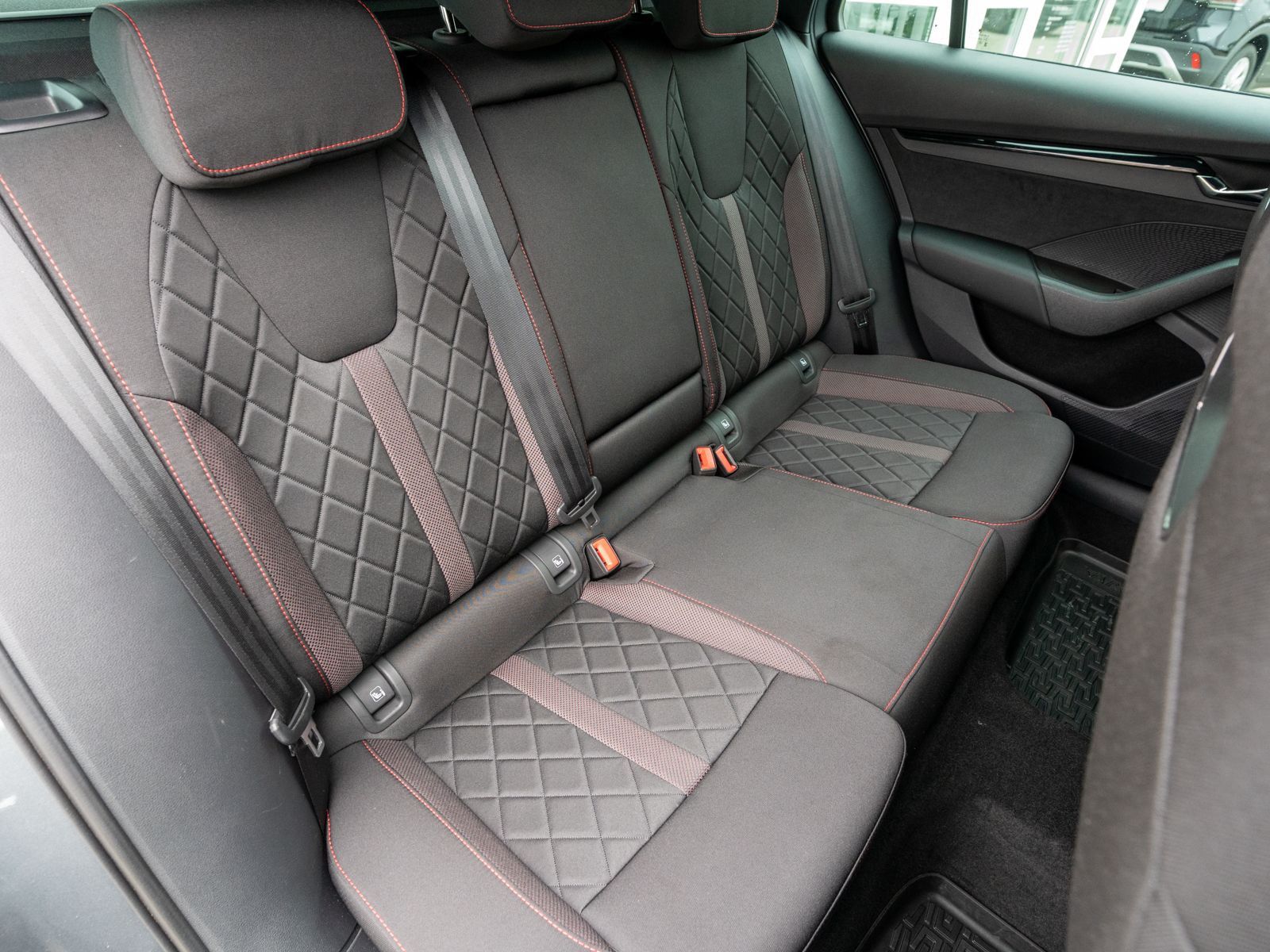 Fahrzeugabbildung SKODA Octavia Combi RS 4x4 2.0TDI DSG LED Navi ACC AHK