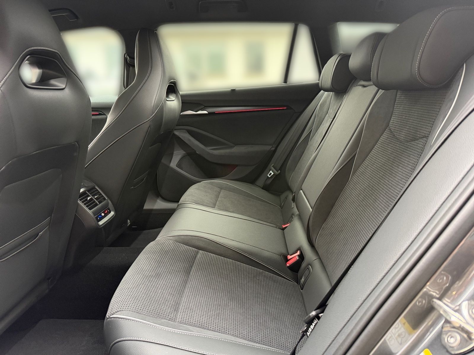 Fahrzeugabbildung SKODA Superb Combi Sportline 2,0 TDI 193PS DSG 4x4 AHK