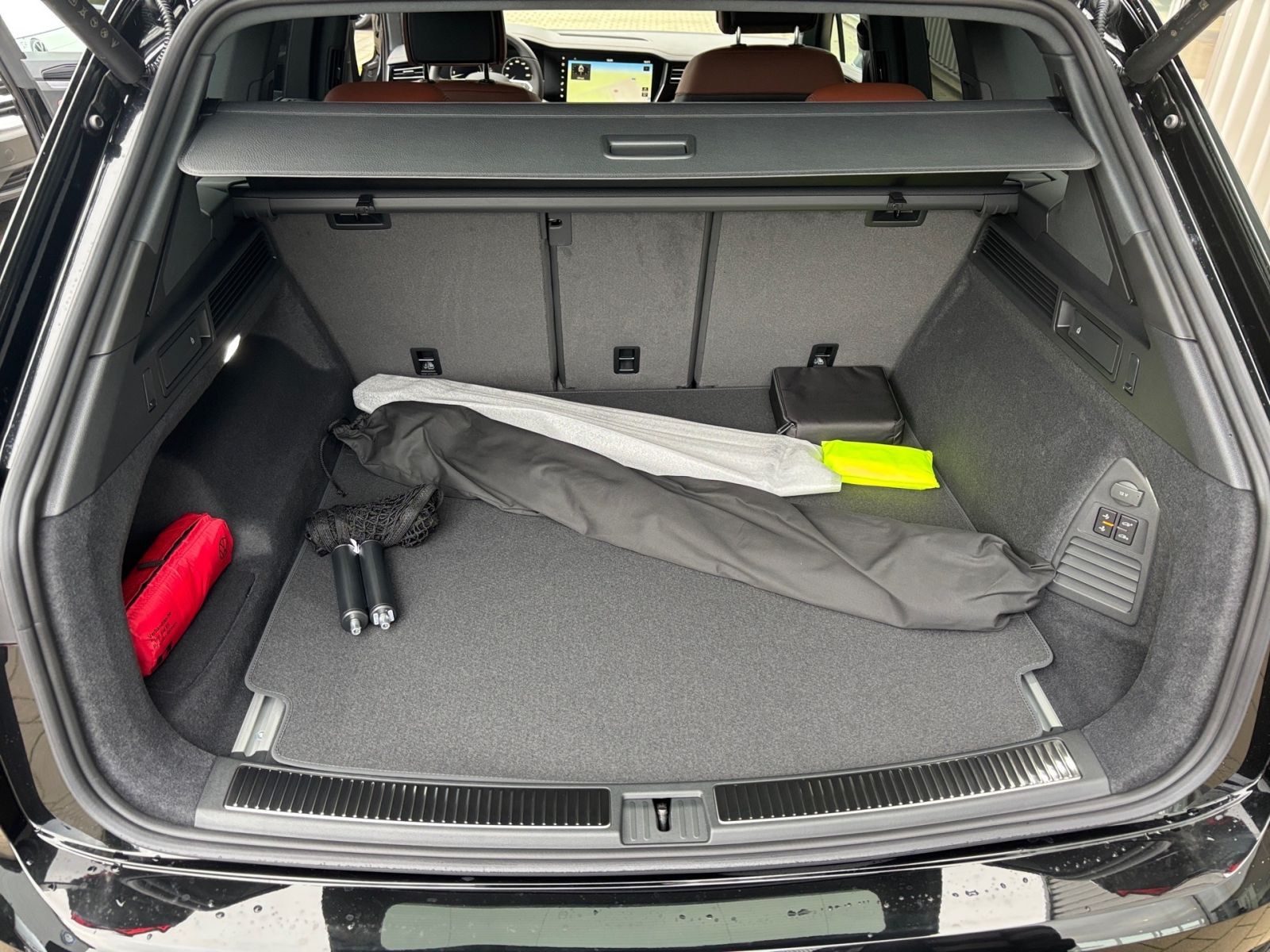 Fahrzeugabbildung Volkswagen Touareg R-Line 3.0 l V6 TDI 4M AHK Luftfahrwerk