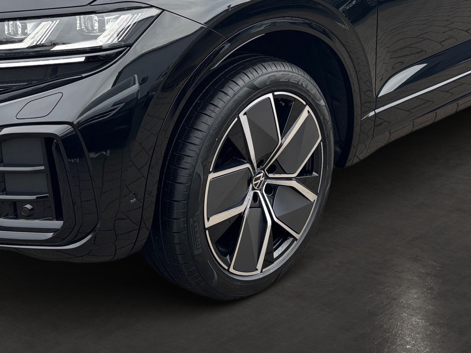 Fahrzeugabbildung Volkswagen Touareg R-Line 3.0 l V6 TDI 4M AHK Luftfahrwerk